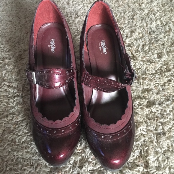 Maroon round toe buckle heels - Picture 2 of 3